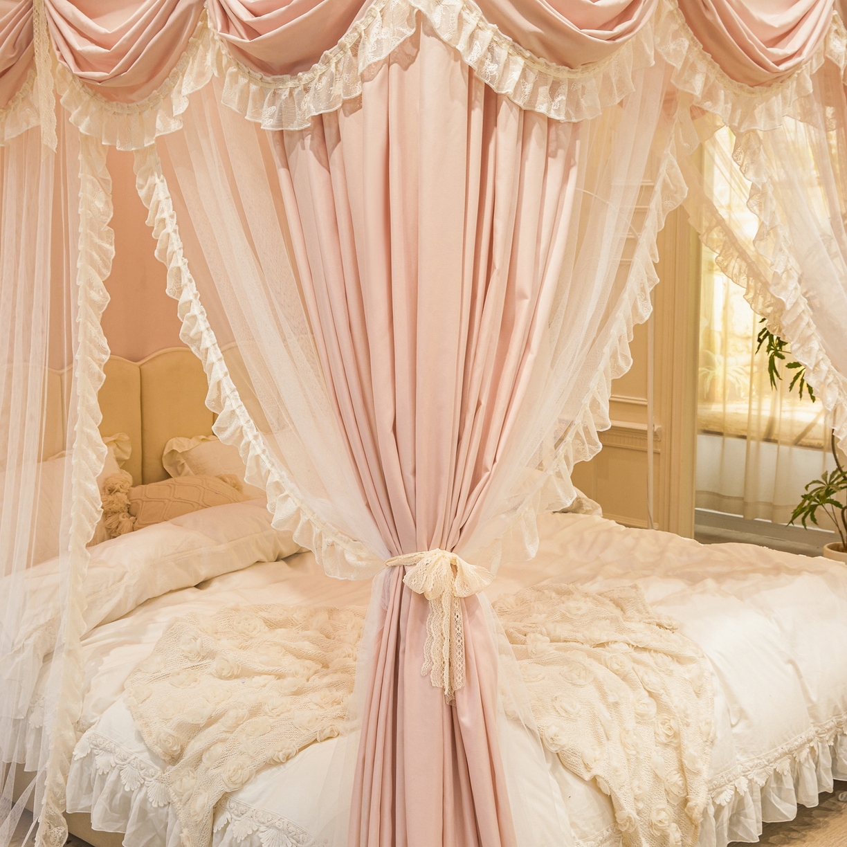 91家纺网 家纺一手货源 找家纺 艾晶美家纺有限公司 2026新款法式公主风 双杆双层落地床幔遮光蚊帐 蝶影栖纱-水粉