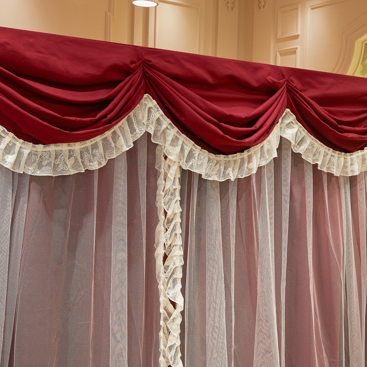 91家纺网 家纺一手货源 找家纺 艾晶美家纺有限公司 2026新款法式公主风 双杆双层落地床幔遮光蚊帐 蝶影栖纱-酒红