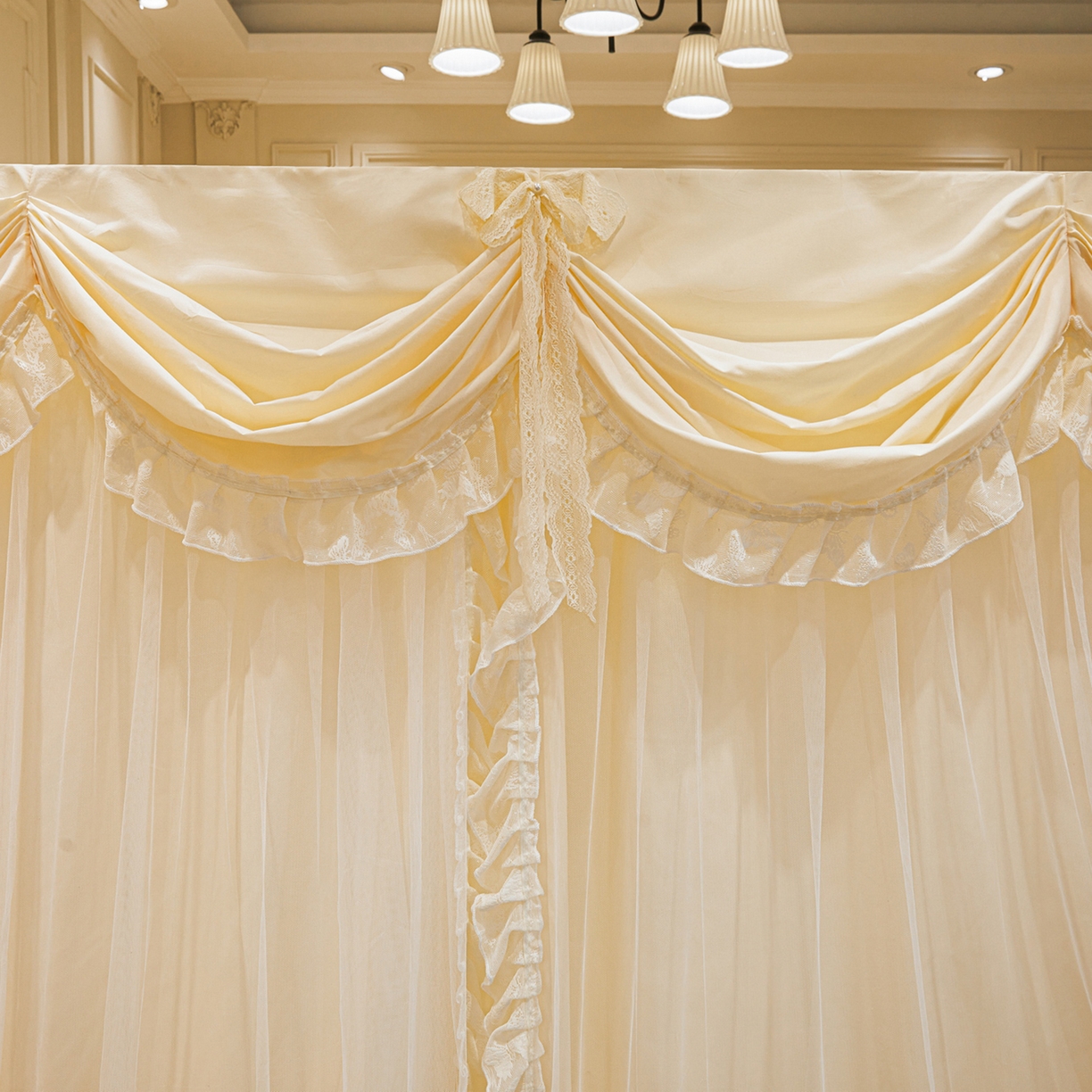 91家纺网 家纺一手货源 找家纺 艾晶美家纺有限公司 2026新款法式公主风 双杆双层落地床幔遮光蚊帐 蝶影栖纱-奶黄