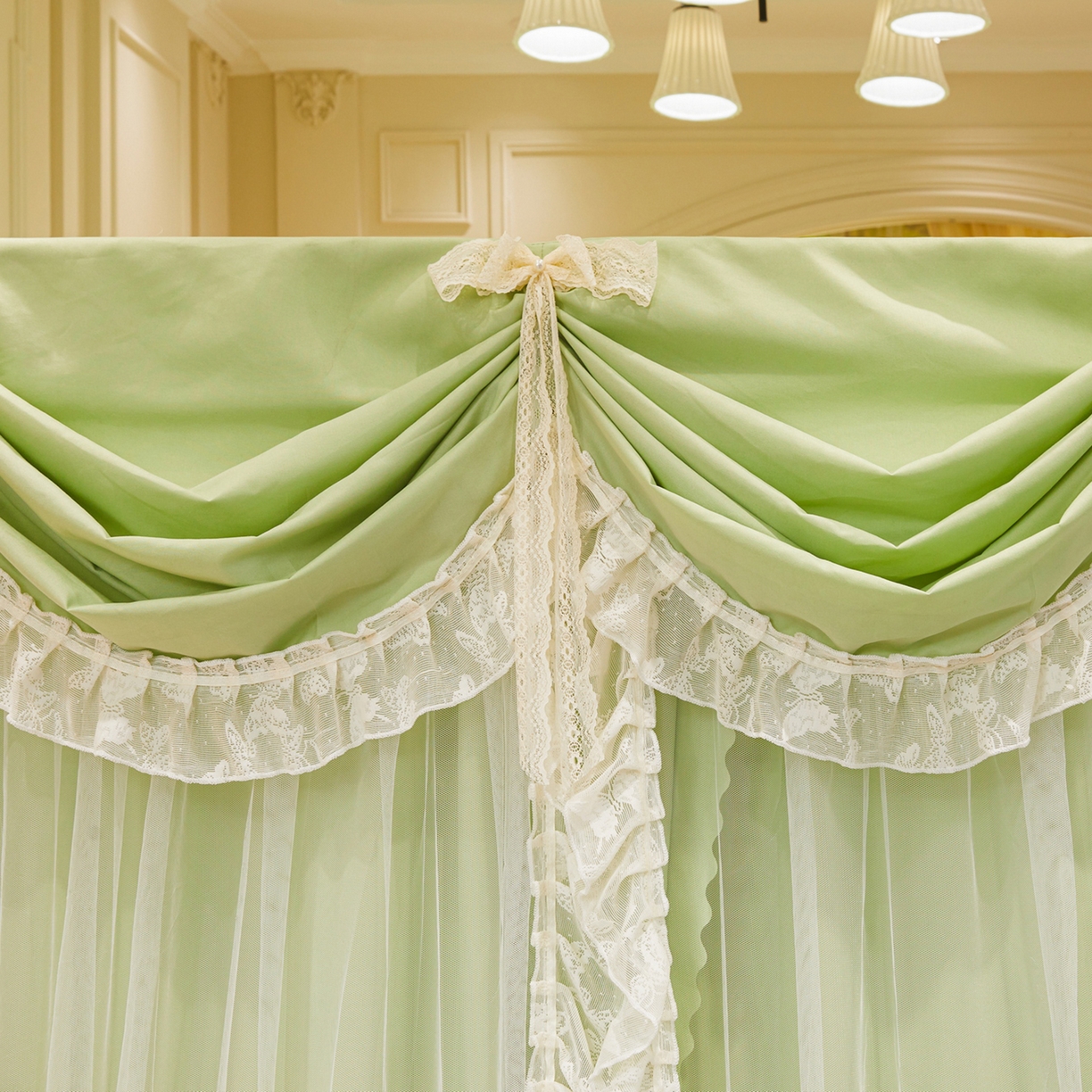 91家纺网 家纺一手货源 找家纺 艾晶美家纺有限公司 2026新款法式公主风 双杆双层落地床幔遮光蚊帐 蝶影栖纱-荷绿