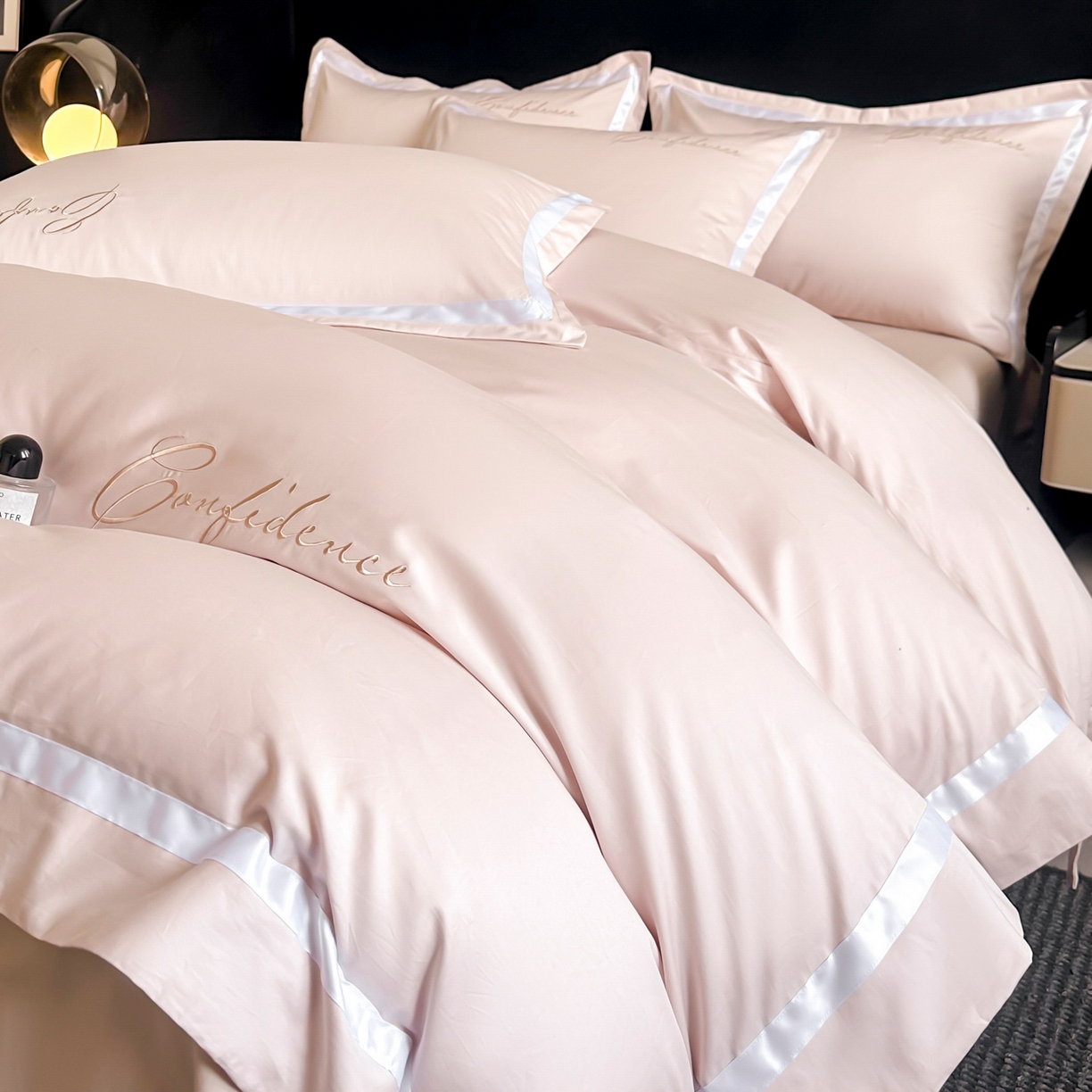 91家纺网 家纺一手货源 找家纺 新方向 2025新款刺绣全棉100s贡缎长绒棉四件套-自信 自信-蔷薇粉