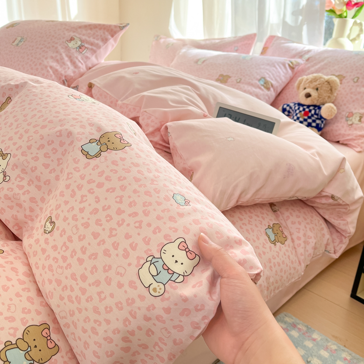 91家纺网 家纺一手货源 找家纺 吉象家纺 2026新款高支密全棉印花四件套 布偶假期