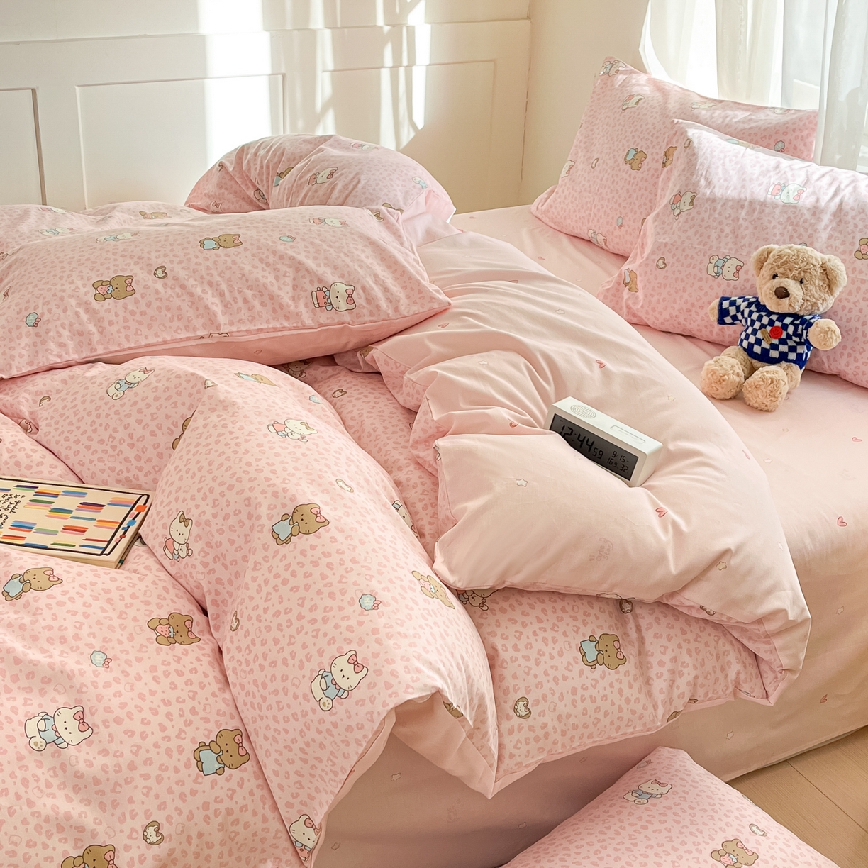 91家纺网 家纺一手货源 找家纺 吉象家纺 2026新款高支密全棉印花四件套 布偶假期