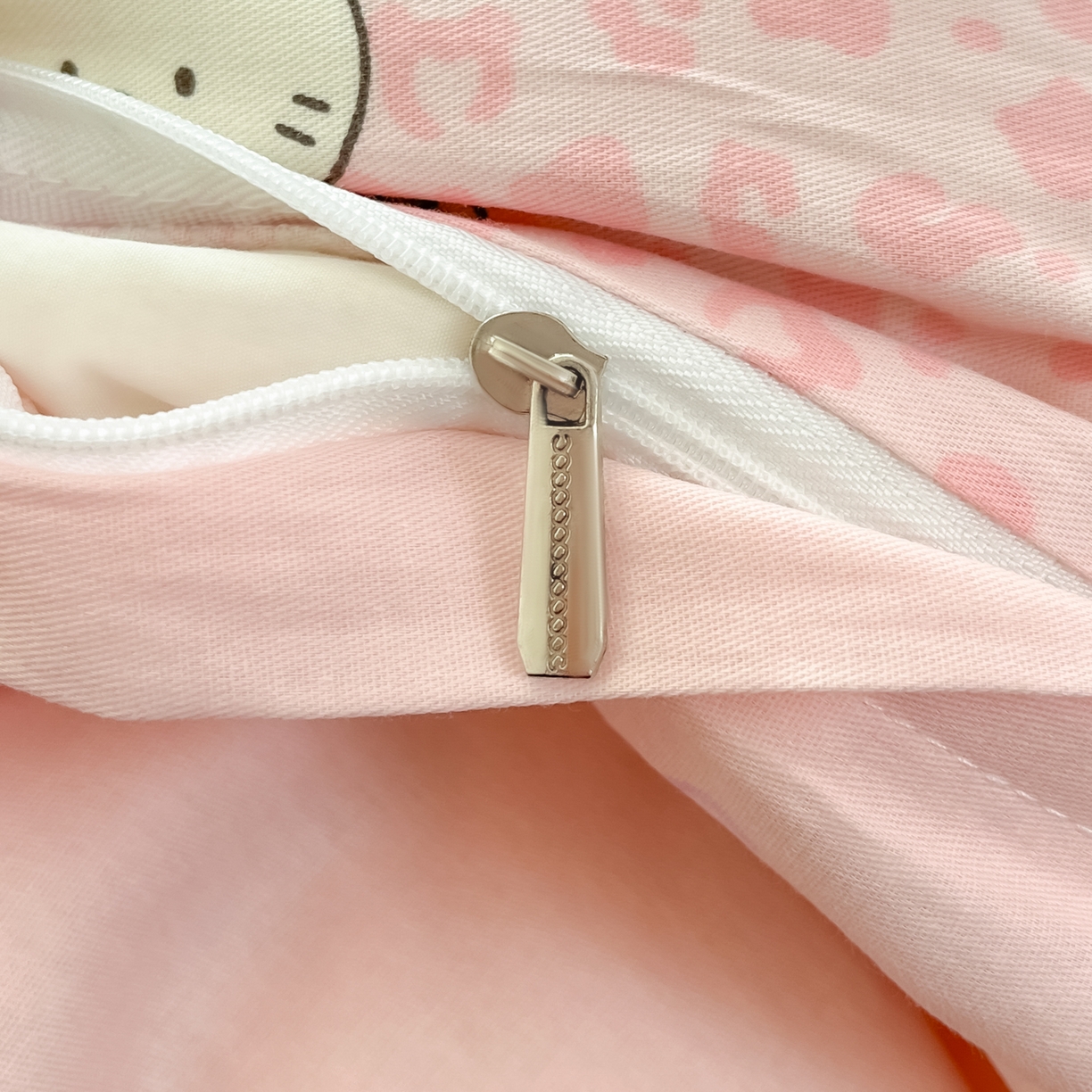 91家纺网 家纺一手货源 找家纺 吉象家纺 2026新款高支密全棉印花四件套 布偶假期