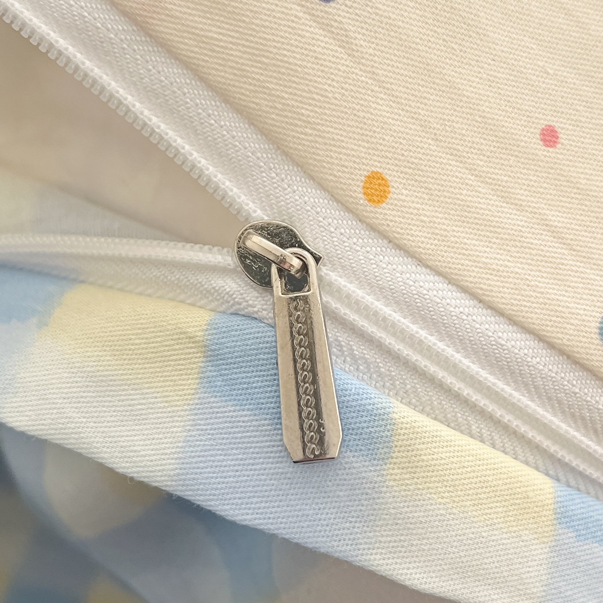 91家纺网 家纺一手货源 找家纺 吉象家纺 2026新款高支密全棉印花四件套 彩虹木马