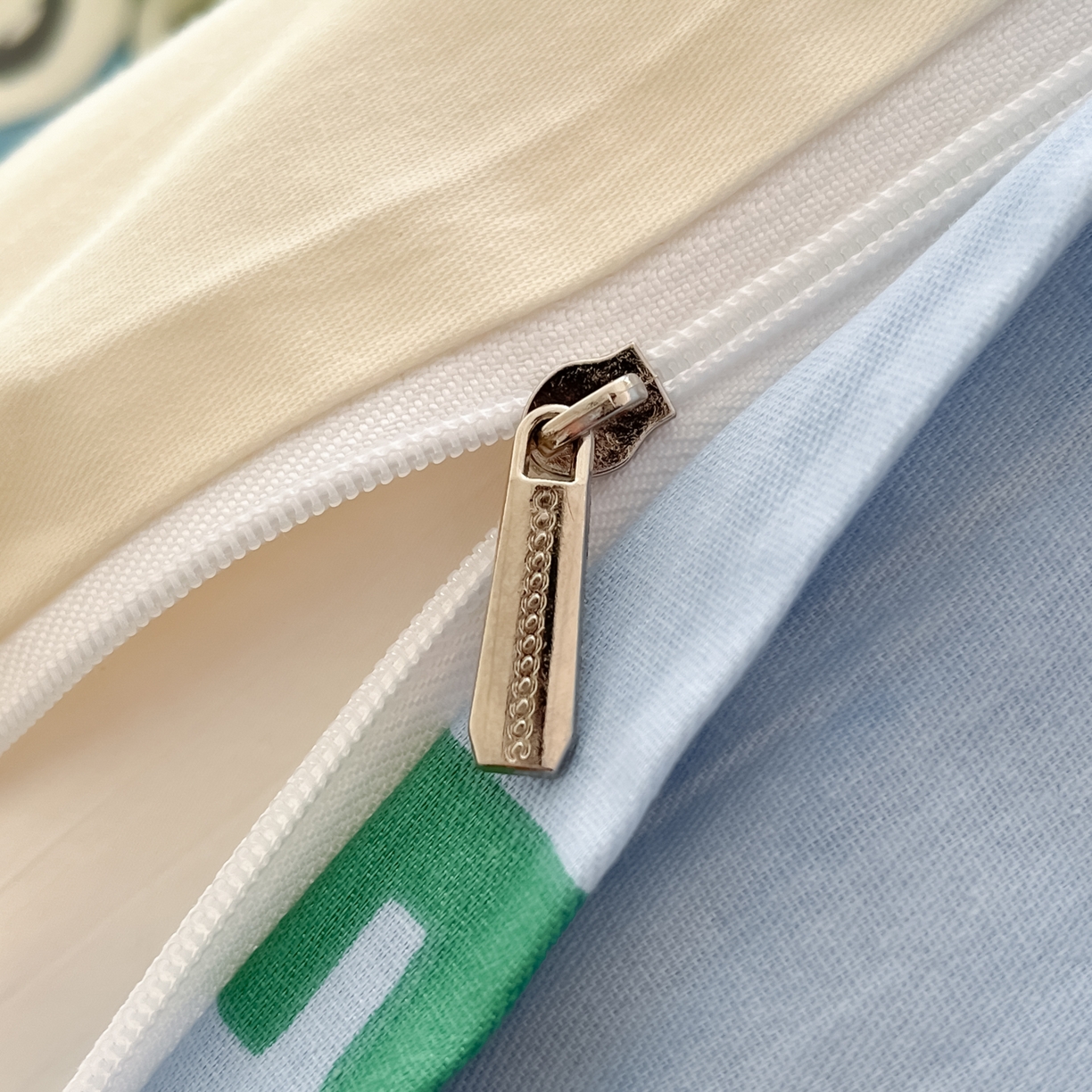 91家纺网 家纺一手货源 找家纺 吉象家纺 2026新款高支密全棉印花四件套 度假恐龙