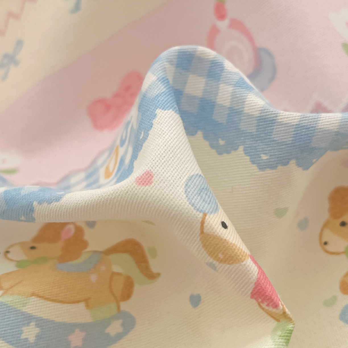 91家纺网 家纺一手货源 找家纺 吉象家纺 2026新款高支密全棉印花四件套 快乐小马