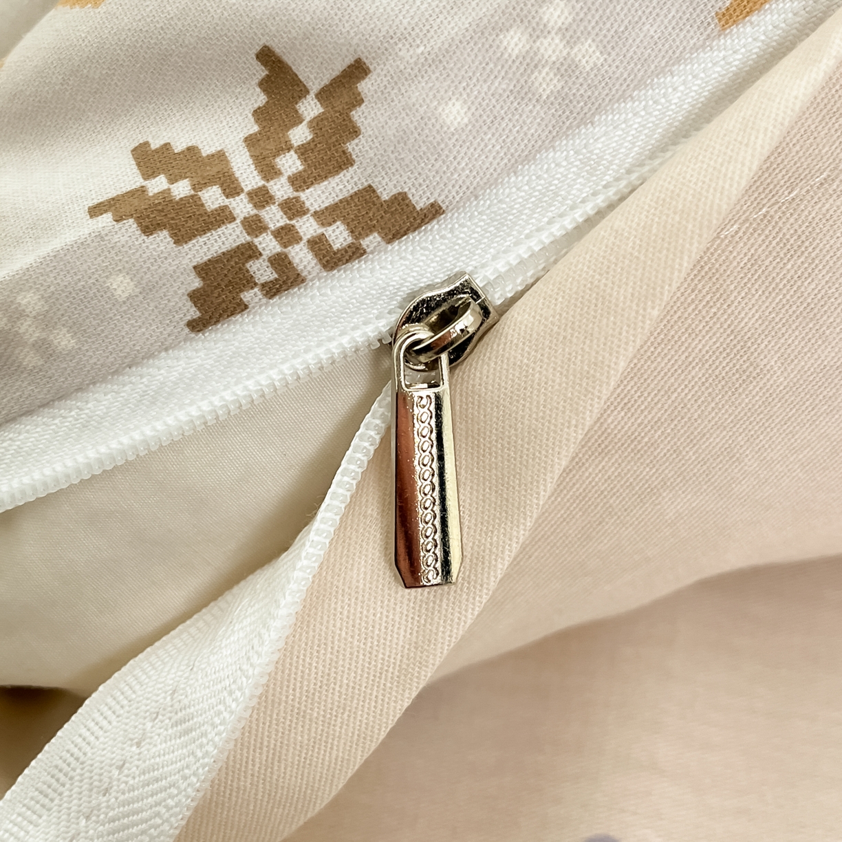 91家纺网 家纺一手货源 找家纺 吉象家纺 2026新款高支密全棉印花四件套 童年小事