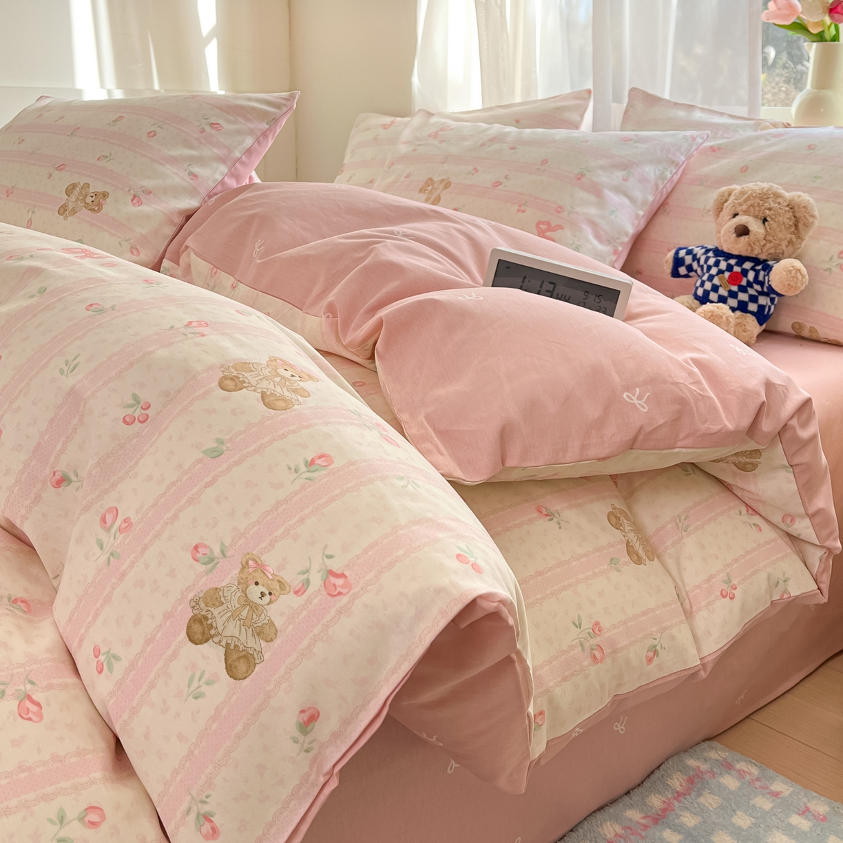 91家纺网 家纺一手货源 找家纺 吉象家纺 2026新款高支密全棉印花四件套 温柔花朵熊