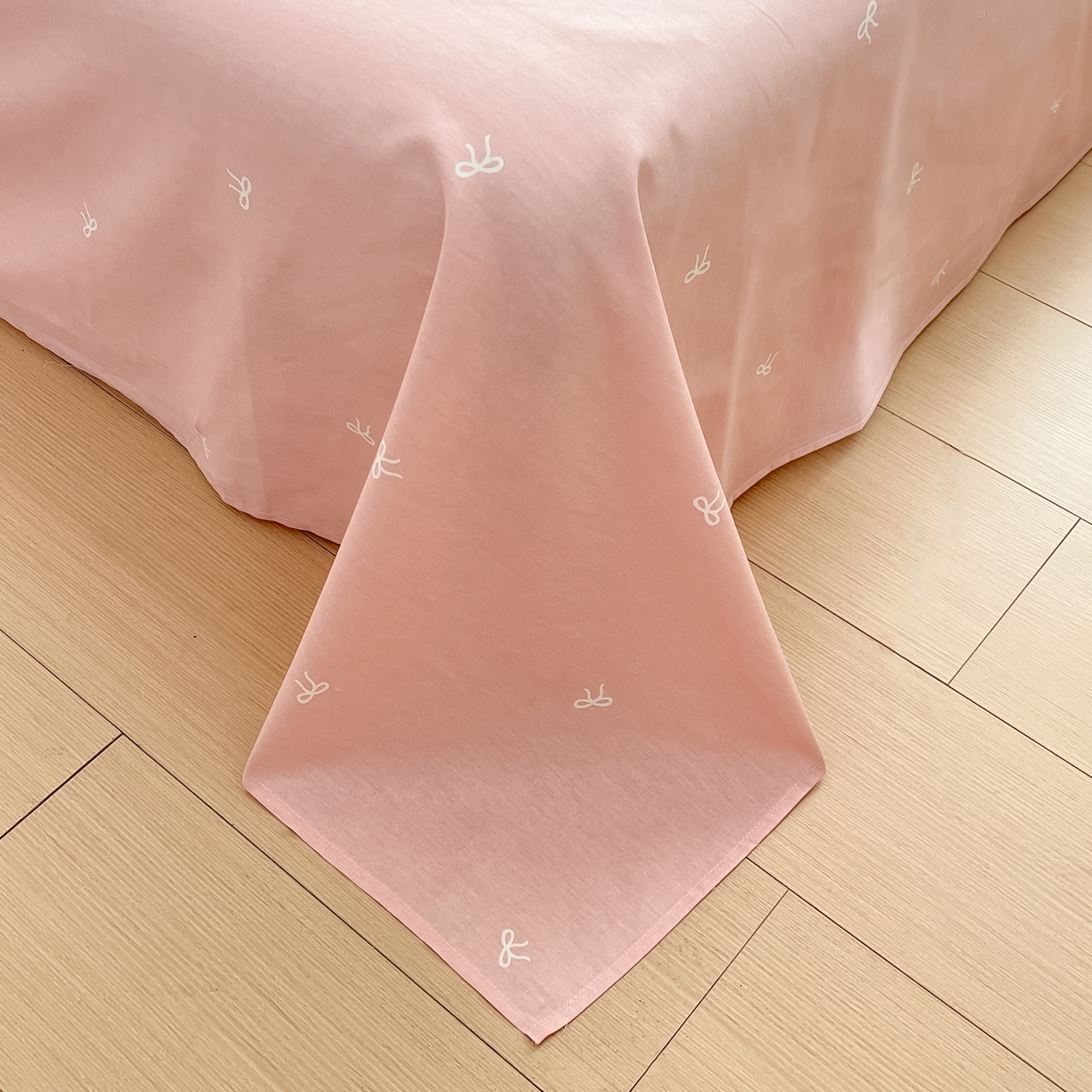 91家纺网 家纺一手货源 找家纺 吉象家纺 2026新款高支密全棉印花四件套 温柔花朵熊