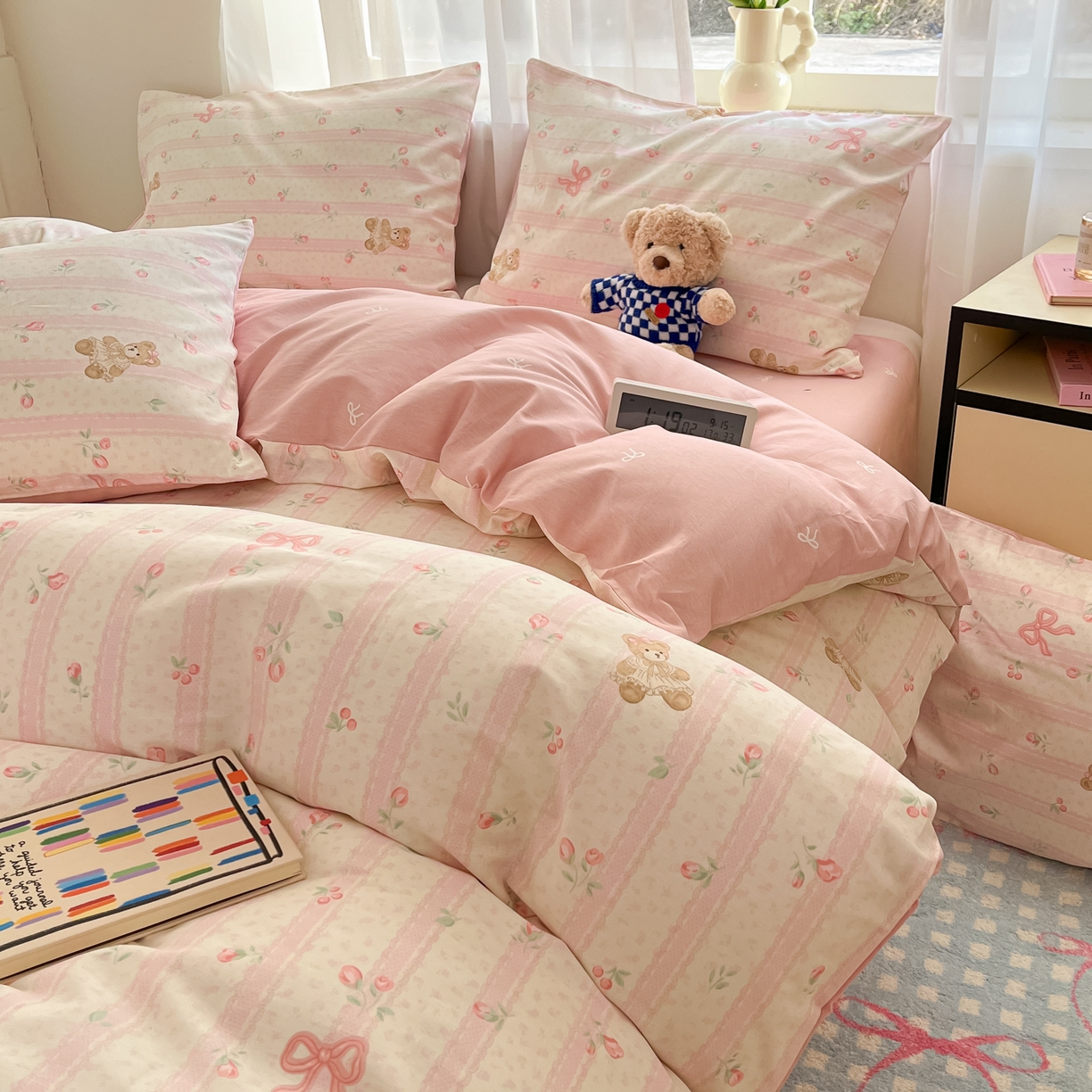 91家纺网 家纺一手货源 找家纺 吉象家纺 2026新款高支密全棉印花四件套 温柔花朵熊