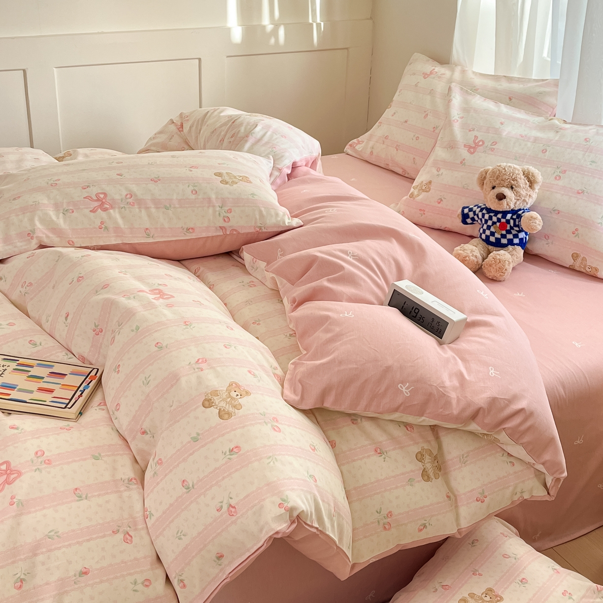91家纺网 家纺一手货源 找家纺 吉象家纺 2026新款高支密全棉印花四件套 温柔花朵熊
