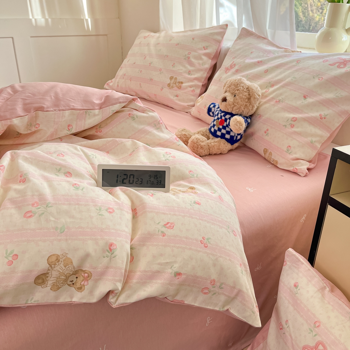 91家纺网 家纺一手货源 找家纺 吉象家纺 2026新款高支密全棉印花四件套 温柔花朵熊