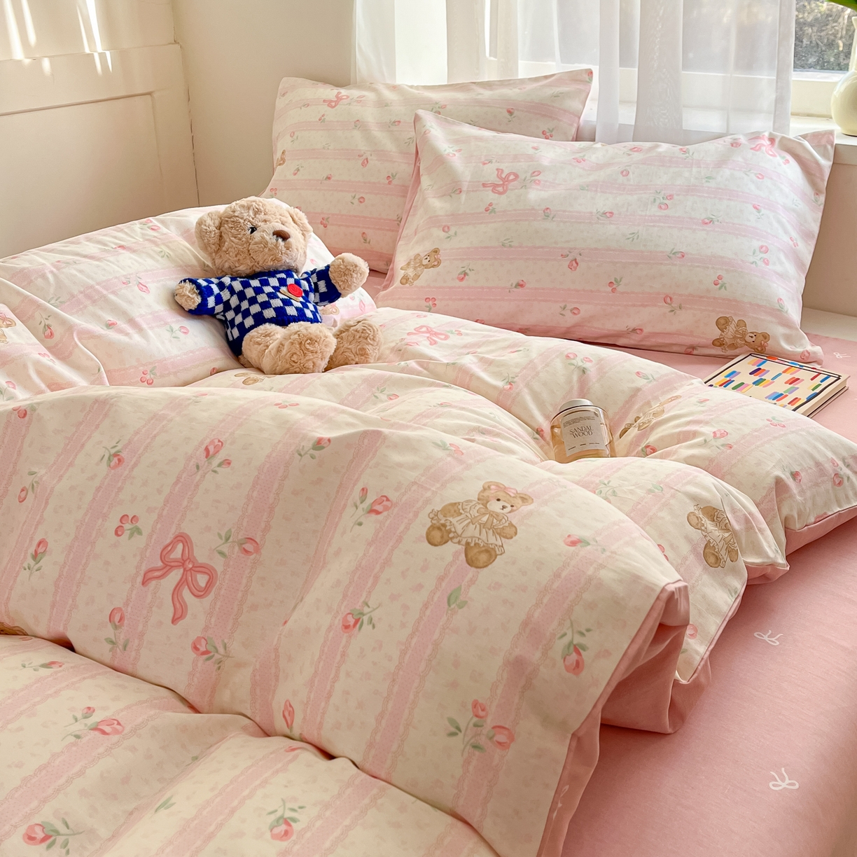 91家纺网 家纺一手货源 找家纺 吉象家纺 2026新款高支密全棉印花四件套 温柔花朵熊