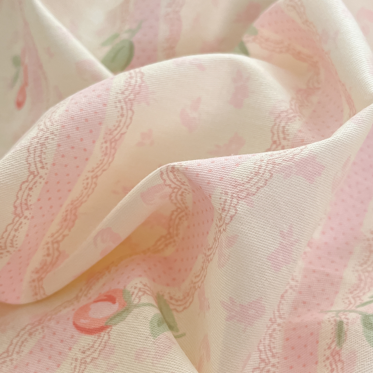 91家纺网 家纺一手货源 找家纺 吉象家纺 2026新款高支密全棉印花四件套 温柔花朵熊