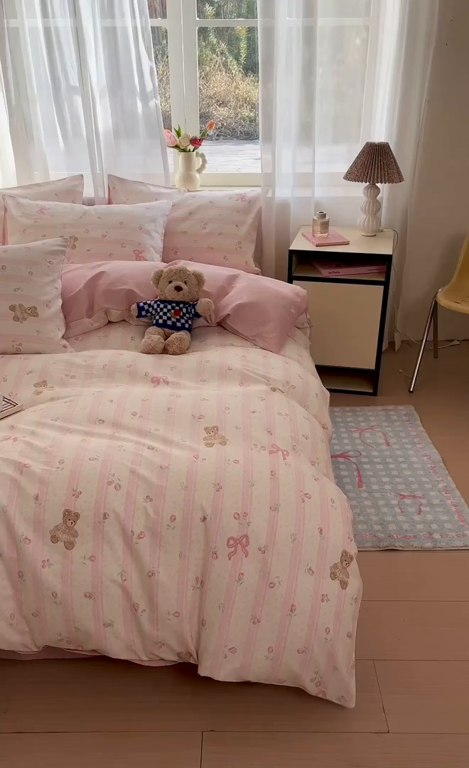 91家纺网 家纺一手货源 找家纺 吉象家纺 2026新款高支密全棉印花四件套 温柔花朵熊