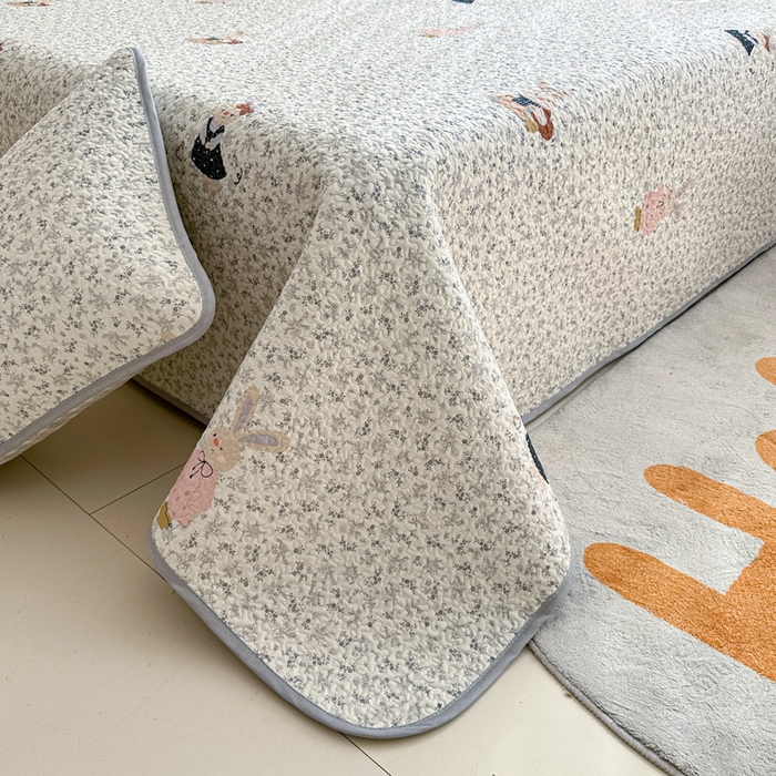 91家纺网 家纺一手货源 找家纺 绵庭家纺 2025新款双面全棉夹棉床盖 哆咪兔