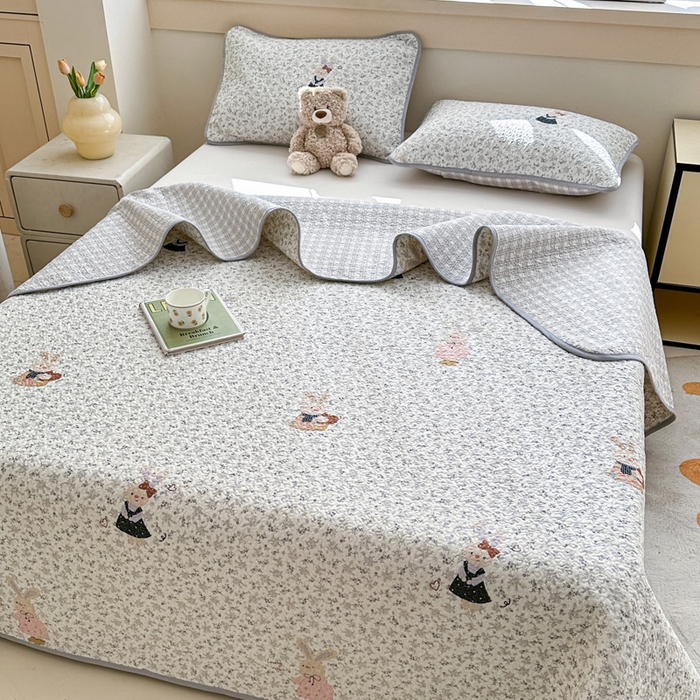 91家纺网 家纺一手货源 找家纺 绵庭家纺 2025新款双面全棉夹棉床盖 哆咪兔