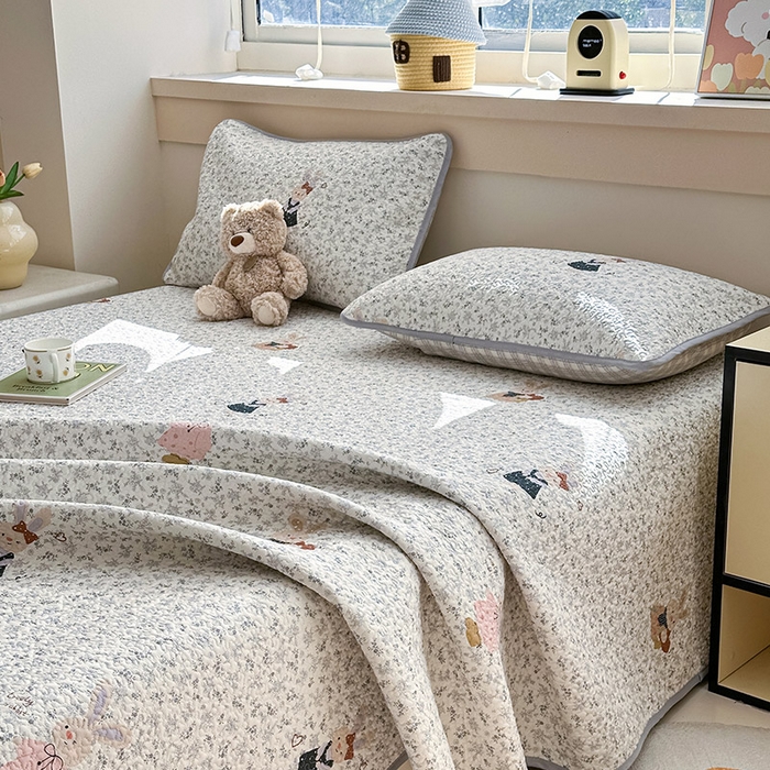 91家纺网 家纺一手货源 找家纺 绵庭家纺 2025新款双面全棉夹棉床盖 哆咪兔