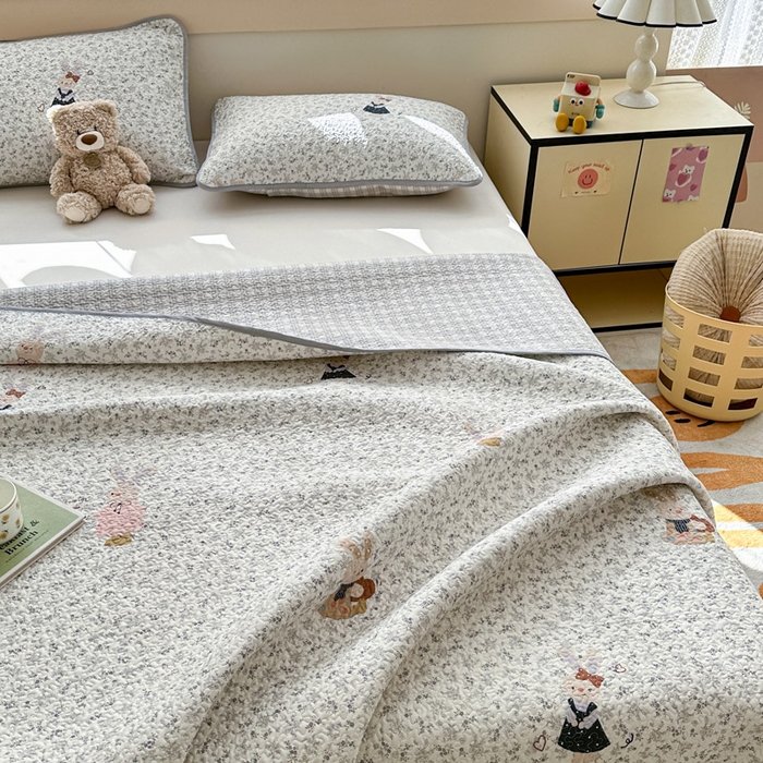 91家纺网 家纺一手货源 找家纺 绵庭家纺 2025新款双面全棉夹棉床盖 哆咪兔