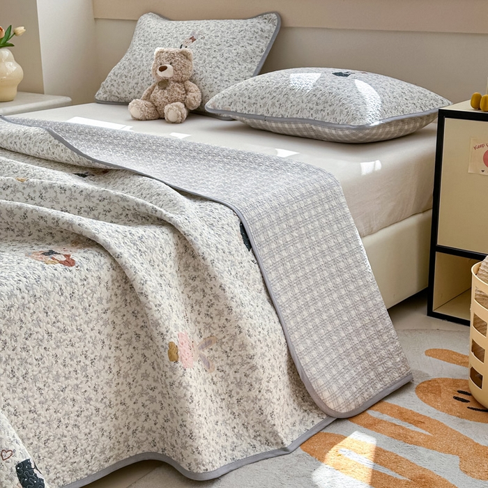 91家纺网 家纺一手货源 找家纺 绵庭家纺 2025新款双面全棉夹棉床盖 哆咪兔