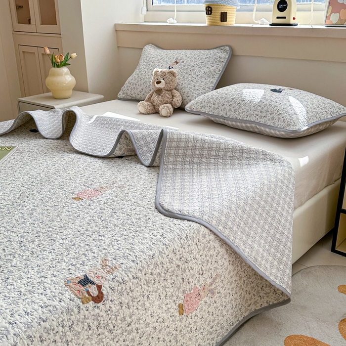 91家纺网 家纺一手货源 找家纺 绵庭家纺 2025新款双面全棉夹棉床盖 哆咪兔