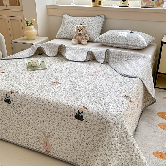 91家纺网 家纺一手货源 找家纺 绵庭家纺 2025新款双面全棉夹棉床盖 哆咪兔