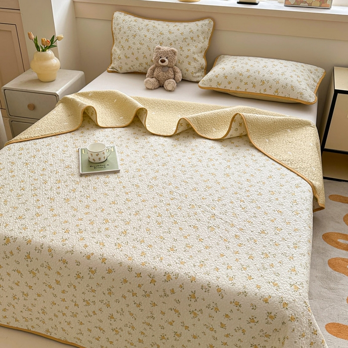 91家纺网 家纺一手货源 找家纺 绵庭家纺 2025新款双面全棉夹棉床盖 故事小黄花