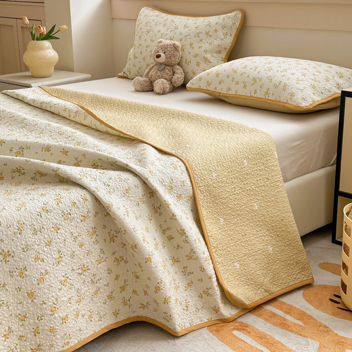 91家纺网 家纺一手货源 找家纺 绵庭家纺 2025新款双面全棉夹棉床盖 故事小黄花