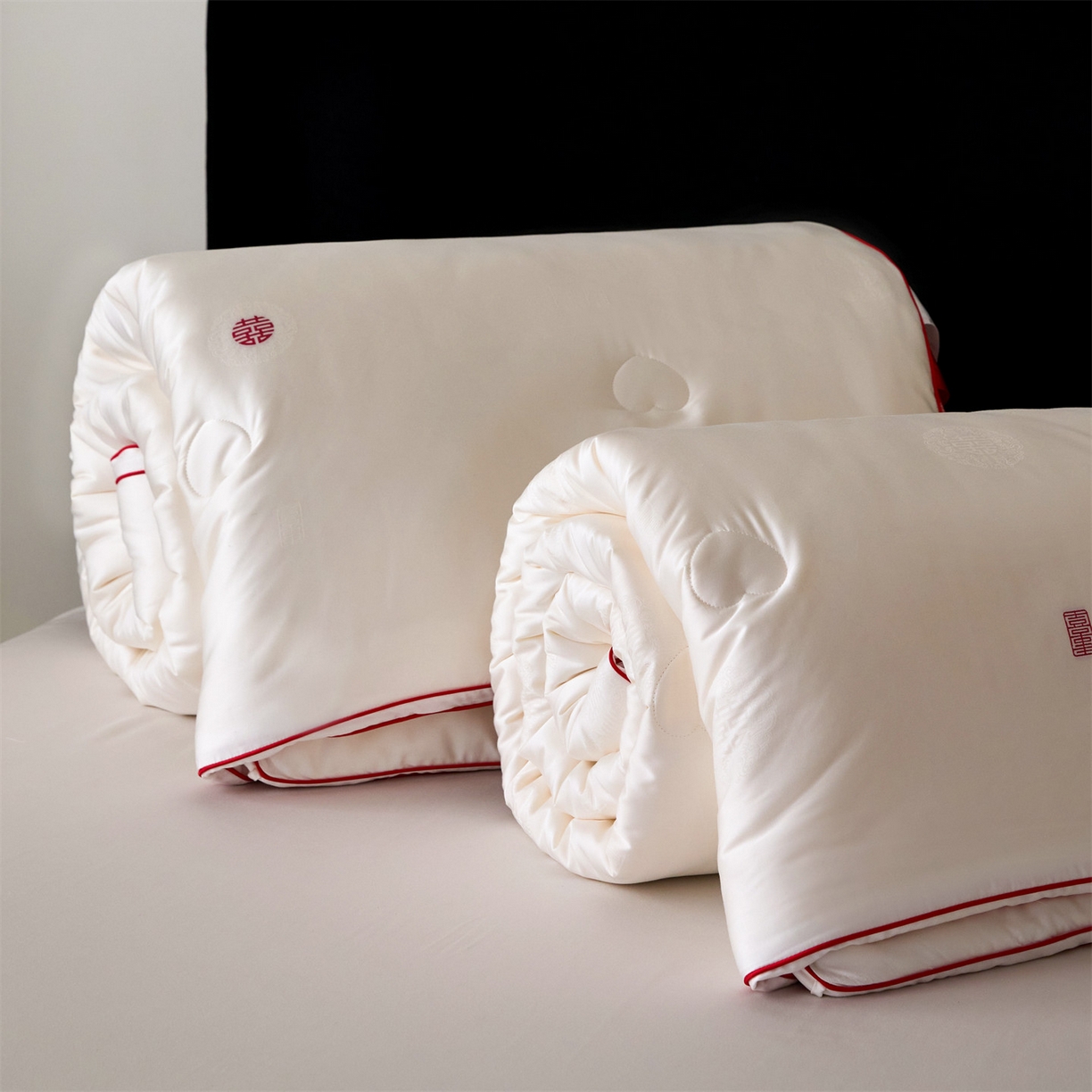 91家纺网 家纺一手货源 找家纺 （总）头等舱 2025新款天棉缎剪花婚庆大提花55莱赛尔大豆7A抗菌秋冬被（空境图）