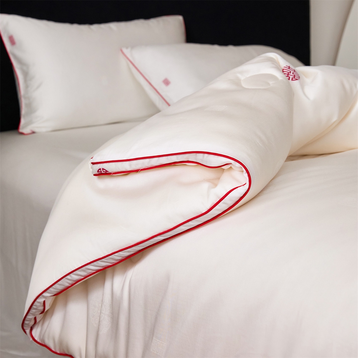 91家纺网 家纺一手货源 找家纺 （总）头等舱 2025新款天棉缎剪花婚庆大提花55莱赛尔大豆7A抗菌秋冬被（空境图）