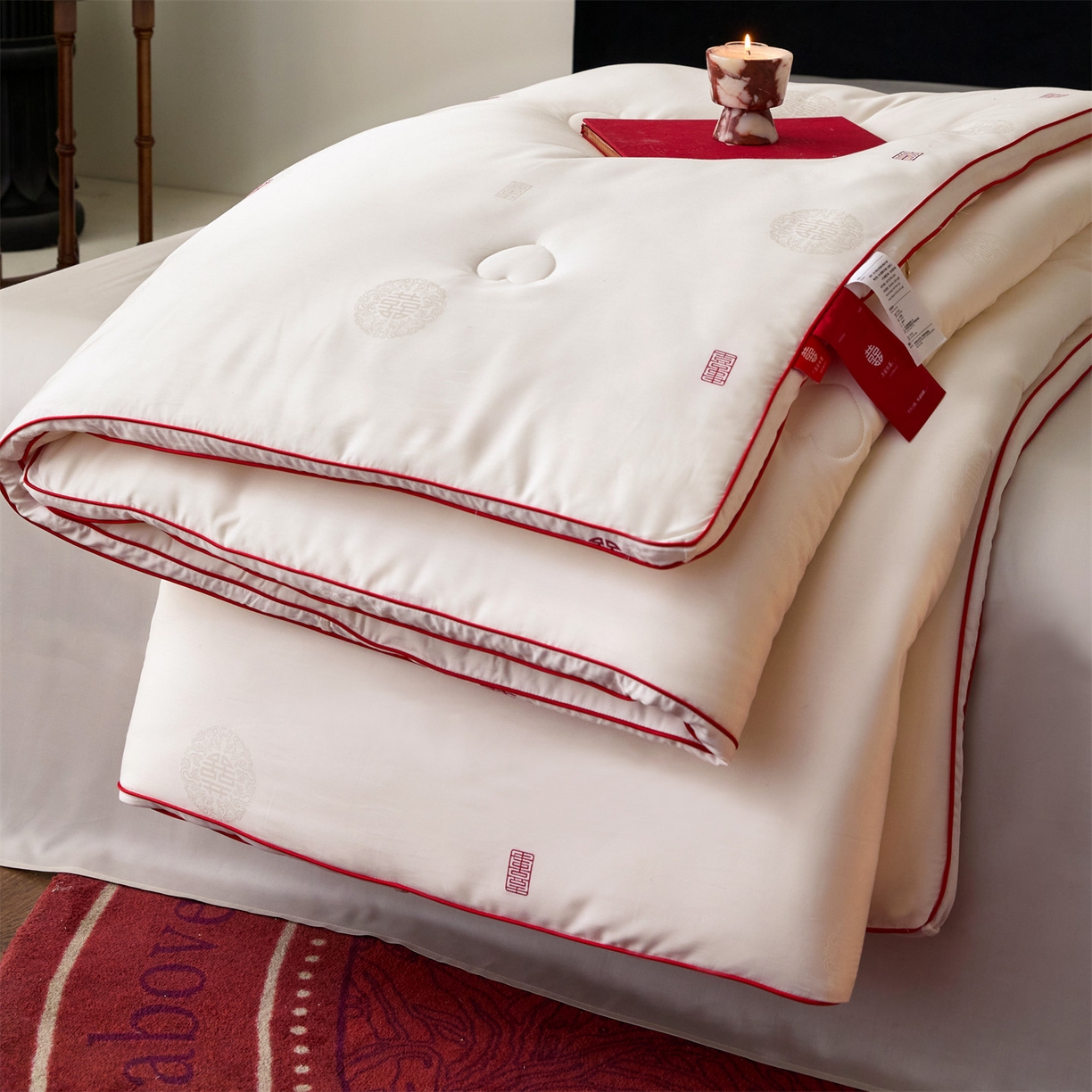 91家纺网 家纺一手货源 找家纺 头等舱 2025新款天棉缎剪花婚庆大提花55莱赛尔大豆7A抗菌秋冬被（空境图） 吾家有喜-本白