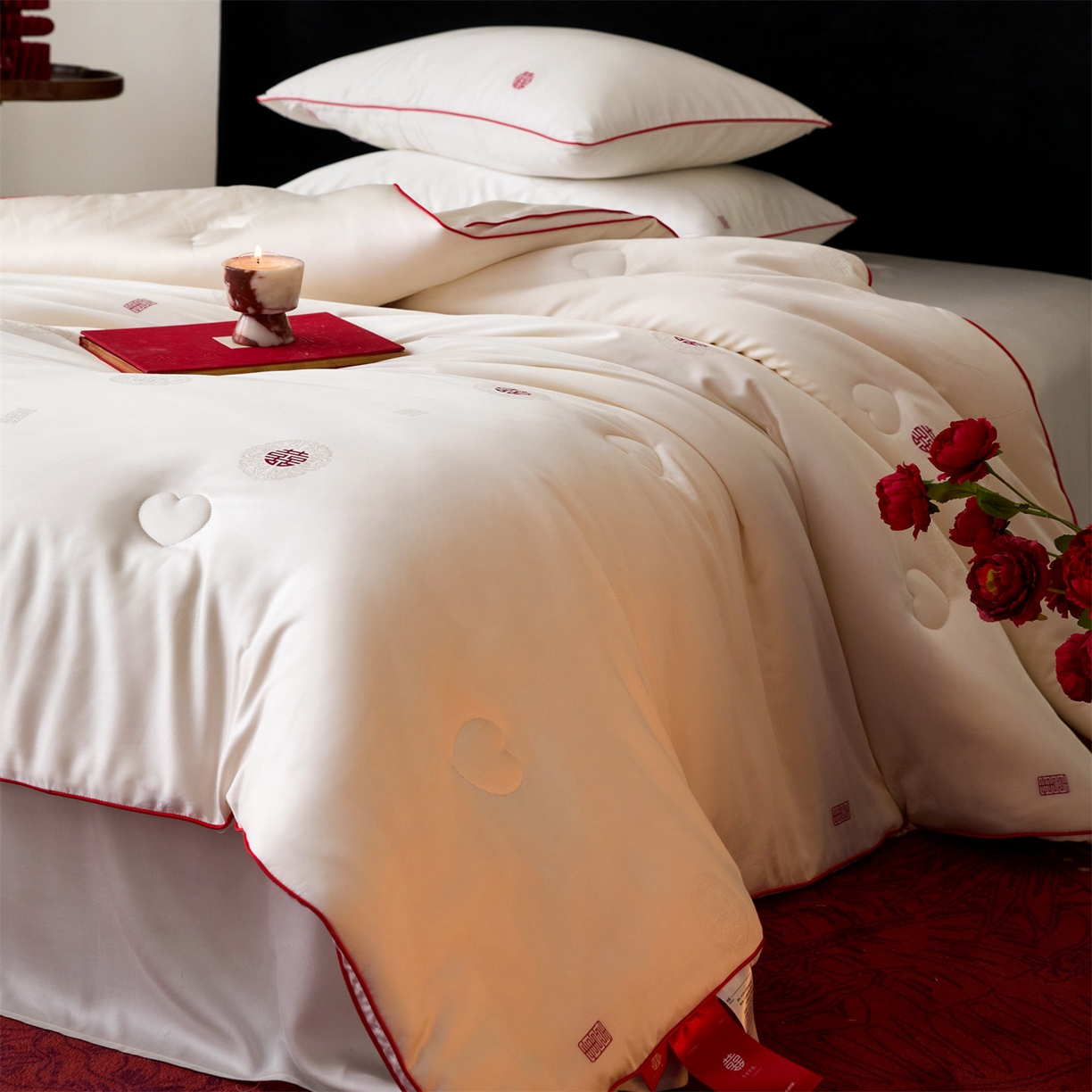 91家纺网 家纺一手货源 找家纺 头等舱 2025新款天棉缎剪花婚庆大提花55莱赛尔大豆7A抗菌秋冬被（空境图） 吾家有喜-本白