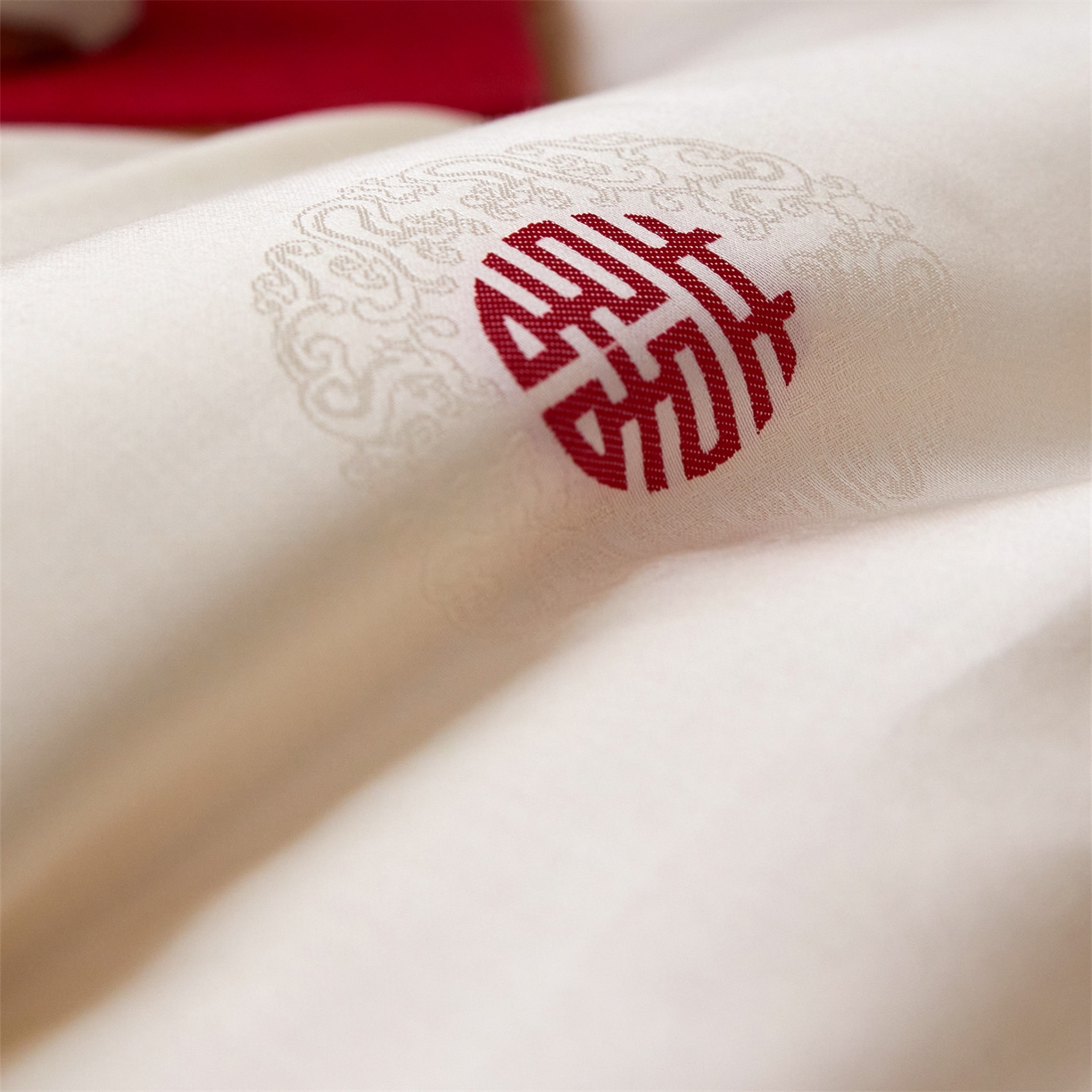 91家纺网 家纺一手货源 找家纺 头等舱 2025新款天棉缎剪花婚庆大提花55莱赛尔大豆7A抗菌秋冬被（空境图） 吾家有喜-本白