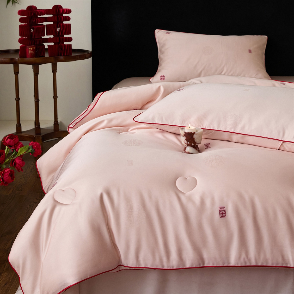 91家纺网 家纺一手货源 找家纺 头等舱 2025新款天棉缎剪花婚庆大提花55莱赛尔大豆7A抗菌秋冬被（空境图） 吾家有喜-嫩粉