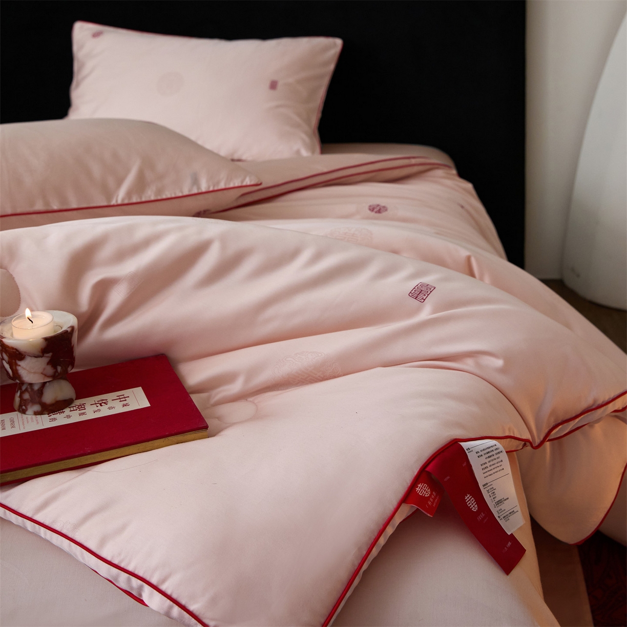 91家纺网 家纺一手货源 找家纺 头等舱 2025新款天棉缎剪花婚庆大提花55莱赛尔大豆7A抗菌秋冬被（空境图） 吾家有喜-嫩粉