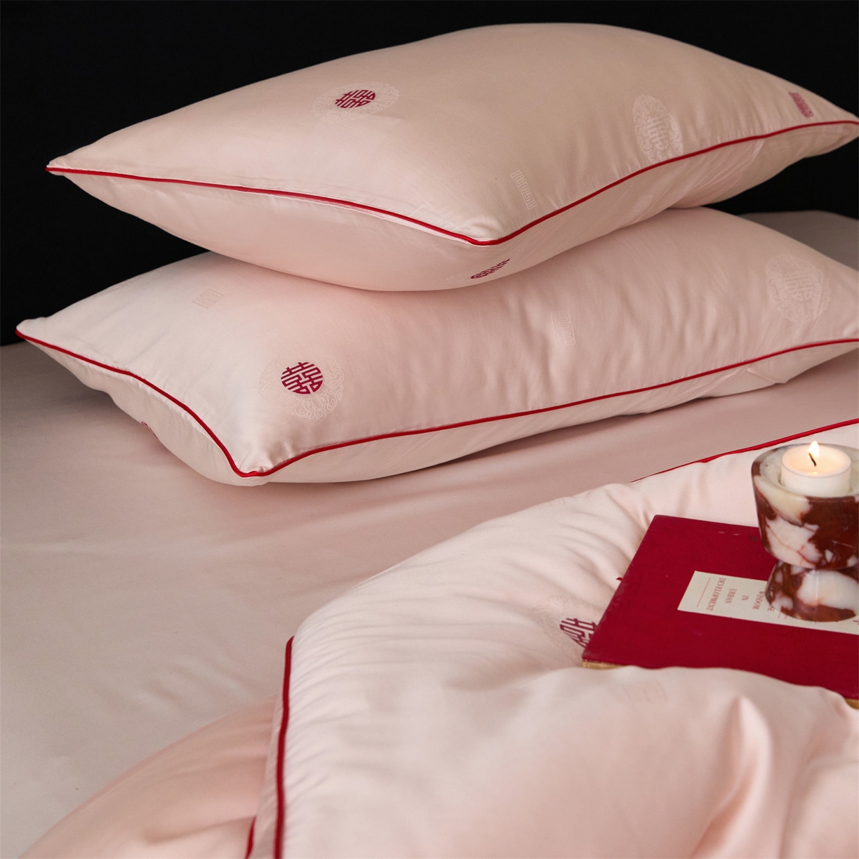 91家纺网 家纺一手货源 找家纺 头等舱 2025新款天棉缎剪花婚庆大提花55莱赛尔大豆7A抗菌秋冬被（空境图） 吾家有喜-嫩粉