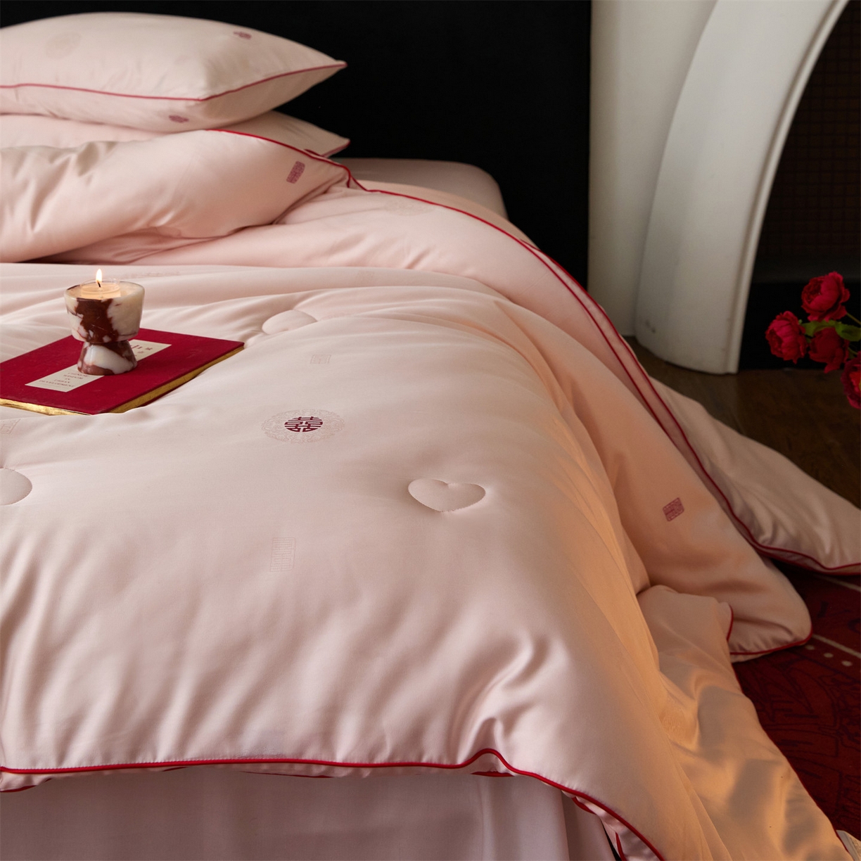 91家纺网 家纺一手货源 找家纺 头等舱 2025新款天棉缎剪花婚庆大提花55莱赛尔大豆7A抗菌秋冬被（空境图） 吾家有喜-嫩粉