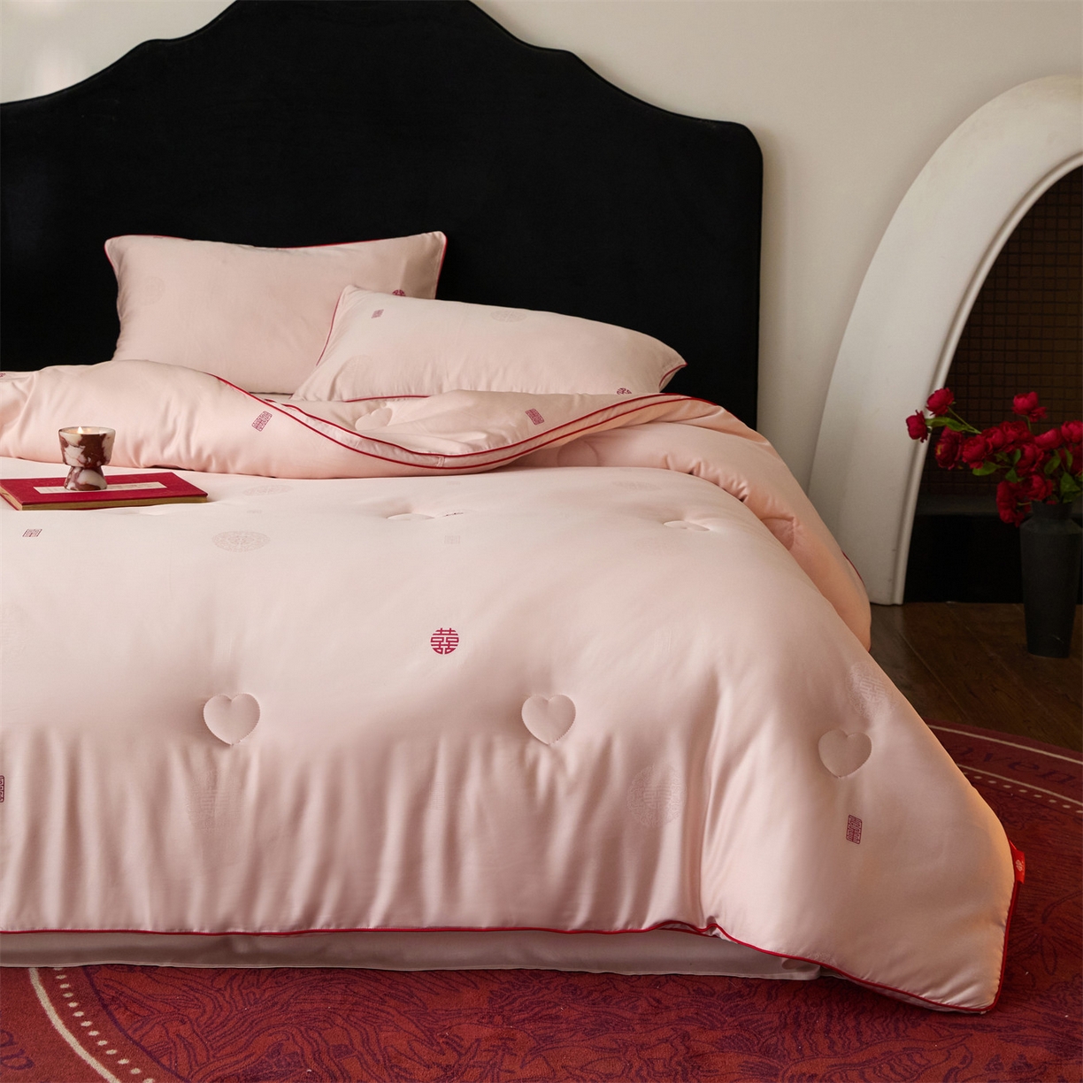 91家纺网 家纺一手货源 找家纺 头等舱 2025新款天棉缎剪花婚庆大提花55莱赛尔大豆7A抗菌秋冬被（空境图） 吾家有喜-嫩粉