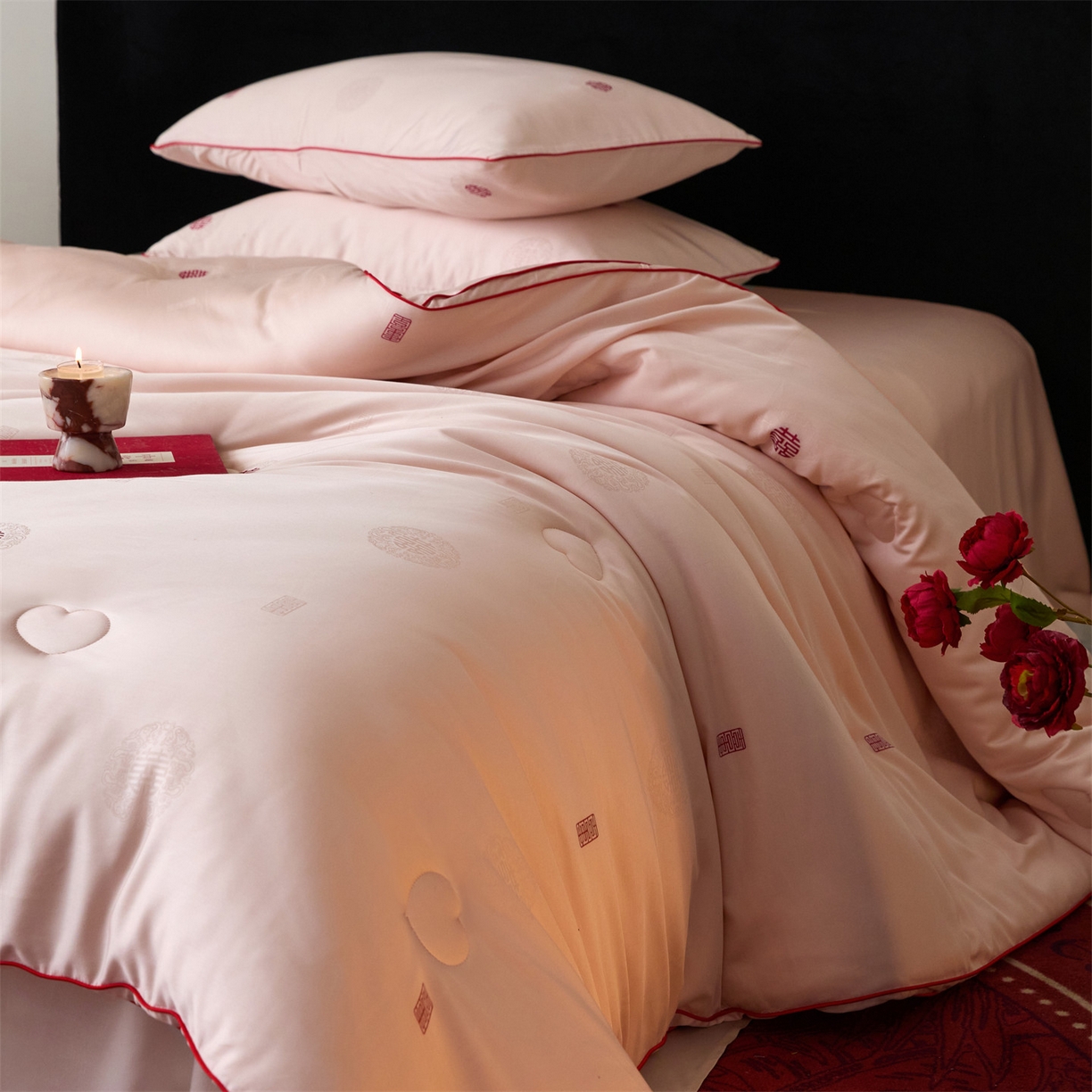 91家纺网 家纺一手货源 找家纺 头等舱 2025新款天棉缎剪花婚庆大提花55莱赛尔大豆7A抗菌秋冬被（空境图） 吾家有喜-嫩粉