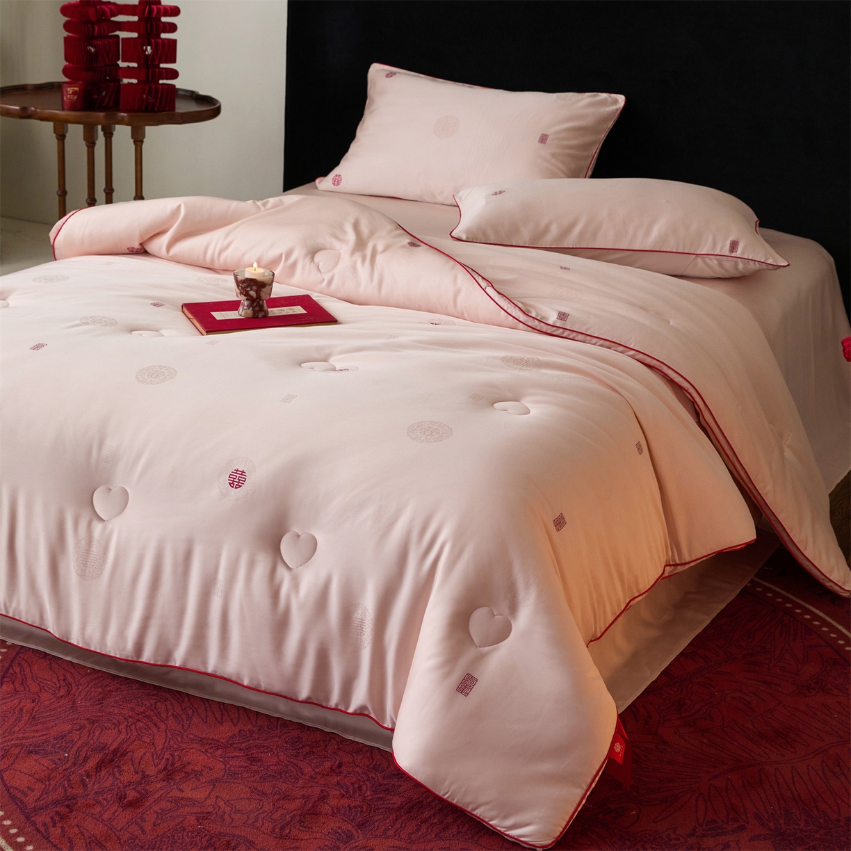 91家纺网 家纺一手货源 找家纺 头等舱 2025新款天棉缎剪花婚庆大提花55莱赛尔大豆7A抗菌秋冬被（空境图） 吾家有喜-嫩粉