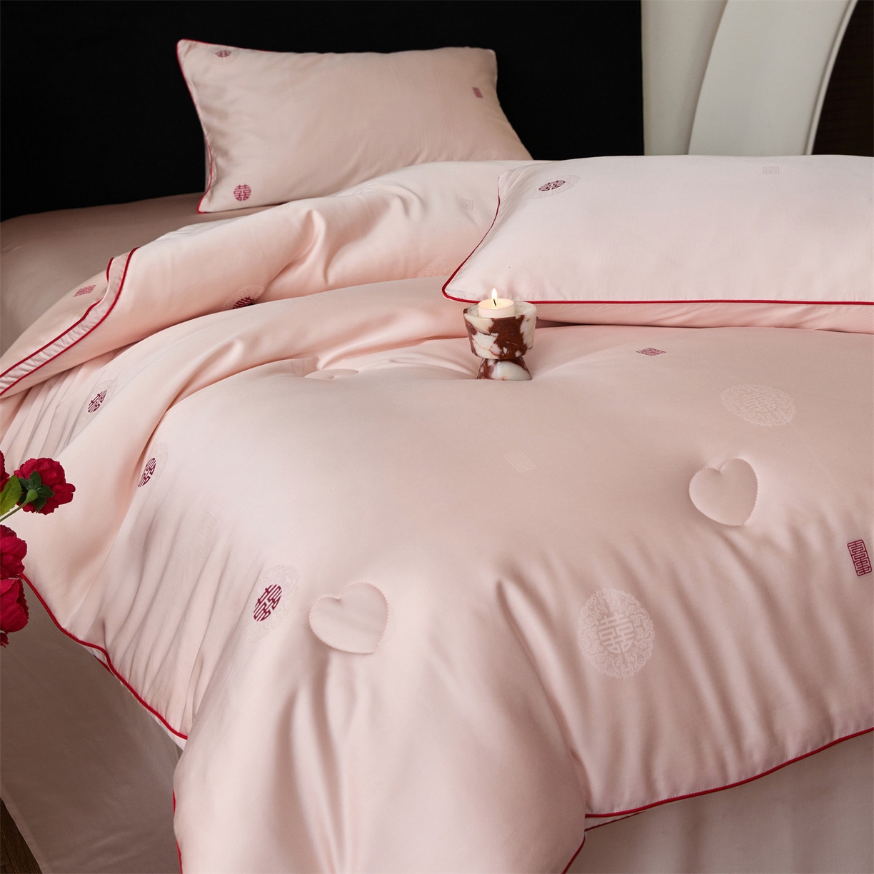 91家纺网 家纺一手货源 找家纺 头等舱 2025新款天棉缎剪花婚庆大提花55莱赛尔大豆7A抗菌秋冬被（空境图） 吾家有喜-嫩粉