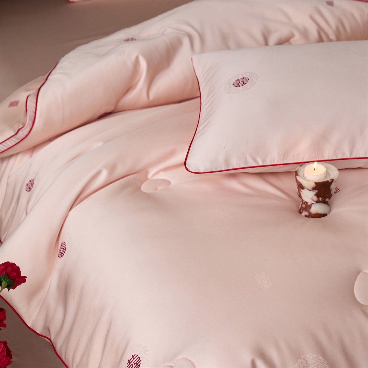 91家纺网 家纺一手货源 找家纺 头等舱 2025新款天棉缎剪花婚庆大提花55莱赛尔大豆7A抗菌秋冬被（空境图） 吾家有喜-嫩粉