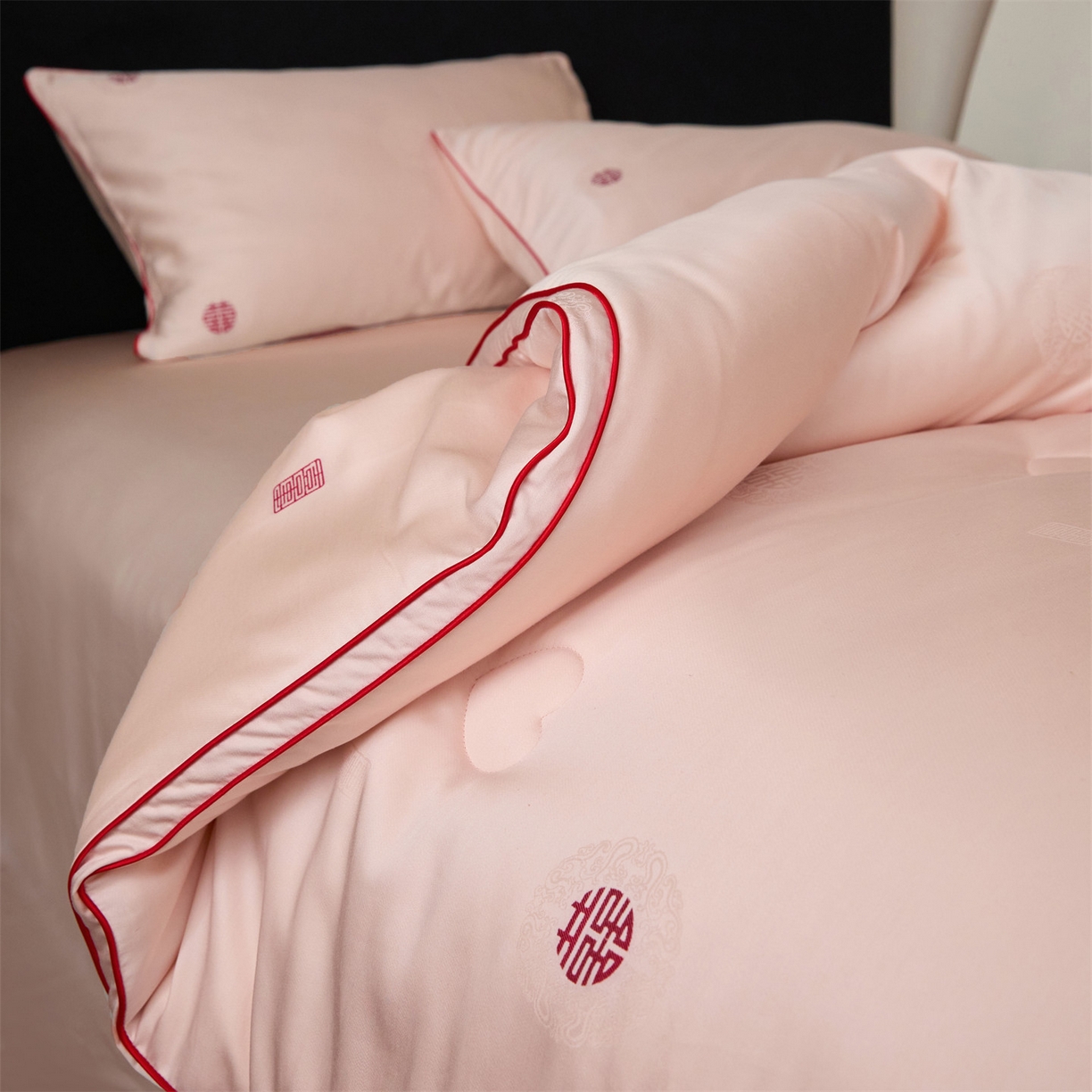 91家纺网 家纺一手货源 找家纺 头等舱 2025新款天棉缎剪花婚庆大提花55莱赛尔大豆7A抗菌秋冬被（空境图） 吾家有喜-嫩粉