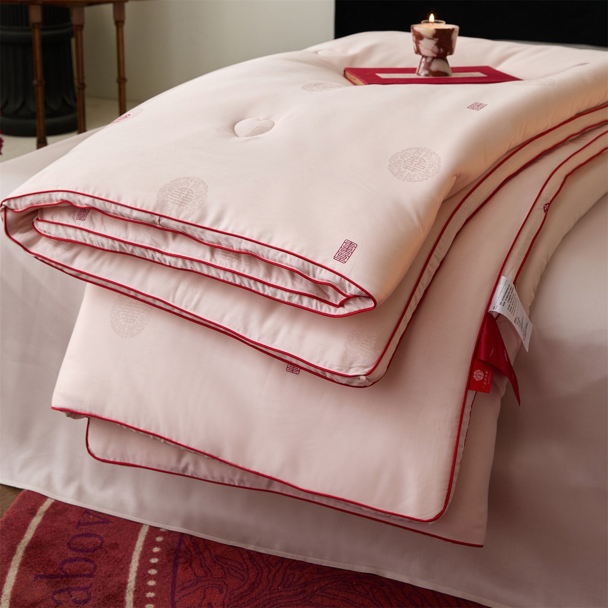 91家纺网 家纺一手货源 找家纺 头等舱 2025新款天棉缎剪花婚庆大提花55莱赛尔大豆7A抗菌秋冬被（空境图） 吾家有喜-嫩粉