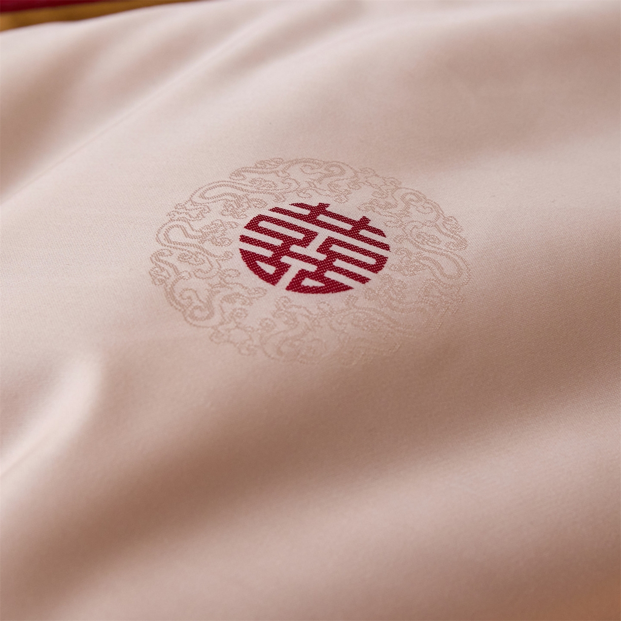 91家纺网 家纺一手货源 找家纺 头等舱 2025新款天棉缎剪花婚庆大提花55莱赛尔大豆7A抗菌秋冬被（空境图） 吾家有喜-嫩粉