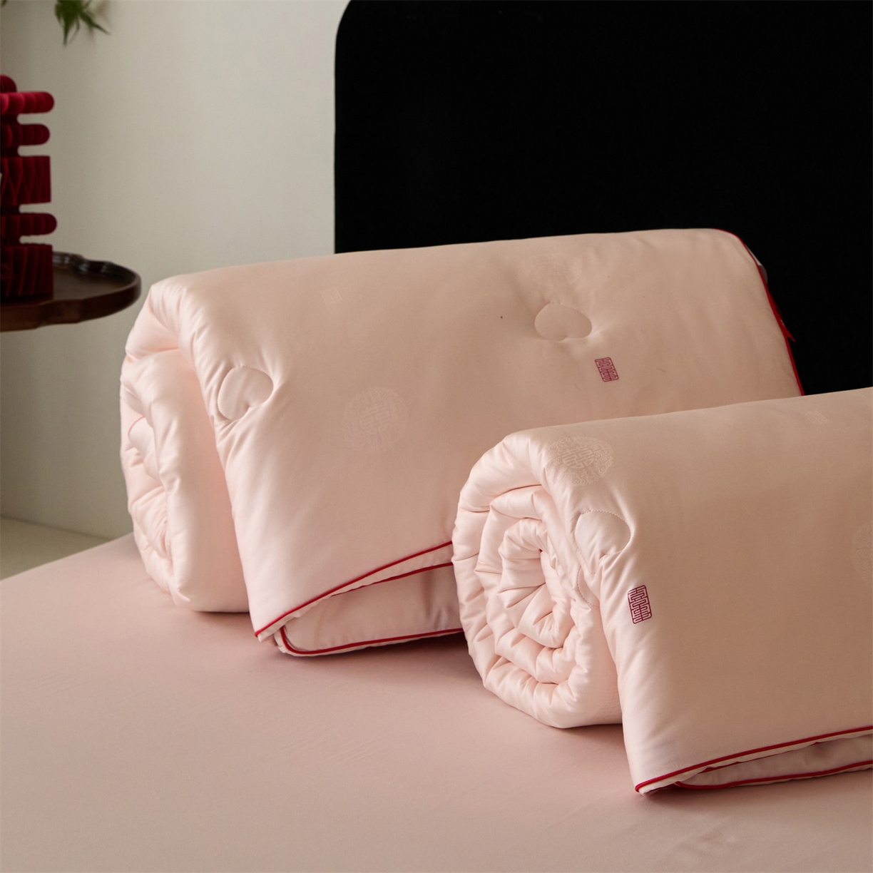 91家纺网 家纺一手货源 找家纺 头等舱 2025新款天棉缎剪花婚庆大提花55莱赛尔大豆7A抗菌秋冬被（空境图） 吾家有喜-嫩粉