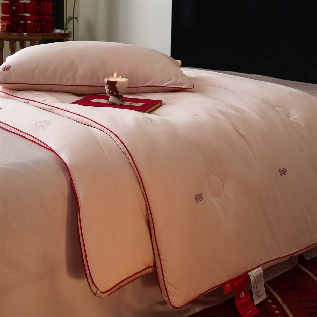 91家纺网 家纺一手货源 找家纺 头等舱 2025新款天棉缎剪花婚庆大提花55莱赛尔大豆7A抗菌秋冬被（空境图） 吾家有喜-嫩粉