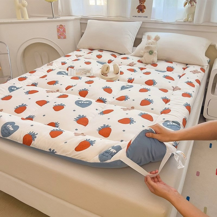 91家纺网 家纺一手货源 找家纺 好尚居 2026新款印花新疆棉床褥床垫 草莓小熊