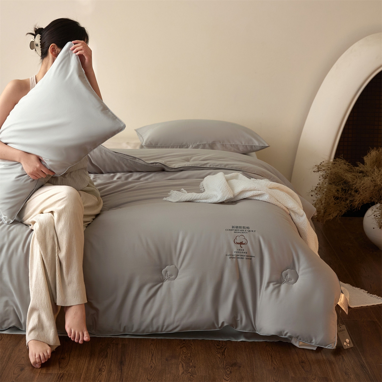91家纺网 家纺一手货源 找家纺 头等舱 2026新款全棉A类（7A抗菌）脱脂100%棉花被（模特图） 脱脂-灰